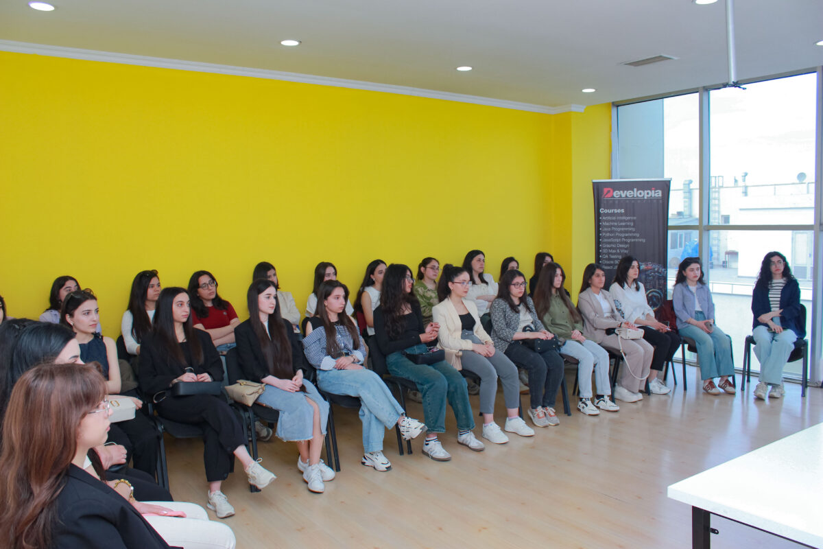 Təhsilin İnkişafı Fondunun təqaüd proqramlarının iştirakçıları üçün “Proqramçının addımları” mövzusunda təlim sessiyası keçirilib