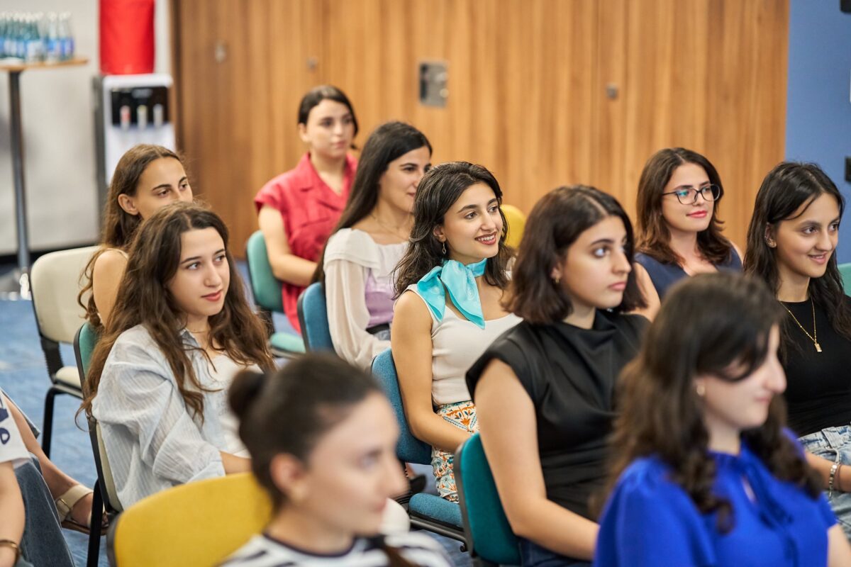 “Parla” təqaüd və inkişaf proqramının iştirakçıları üçün “Yaradıcı düşüncə” mövzusunda təlim təşkil edilib
