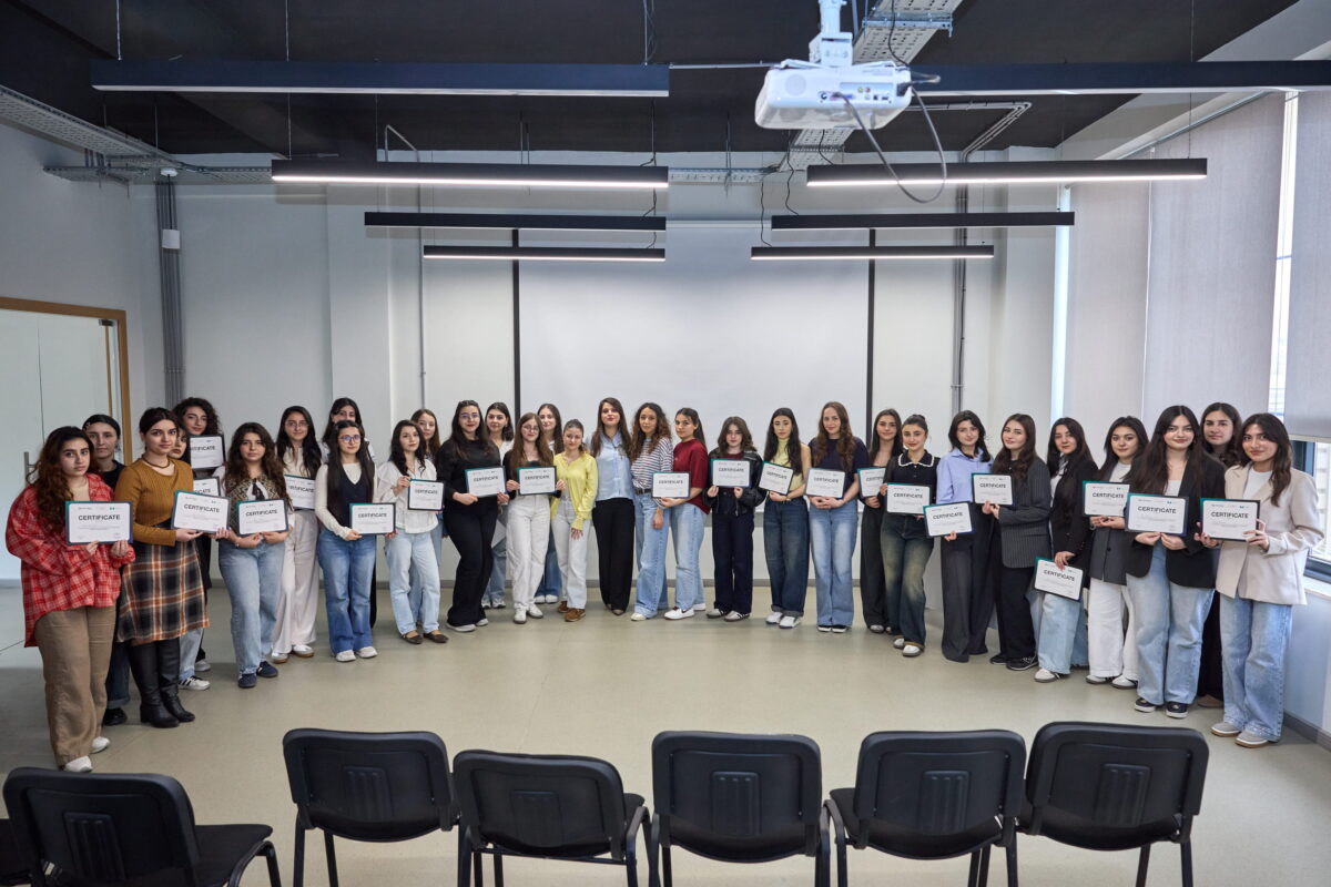 Beynəlxalq İKT-də Qızlar Günü ərəfəsində “Parla” iştirakçıları üçün rəqəmsal bacarıqlar üzrə təlim təşkil olunub